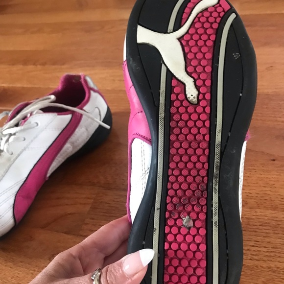 Girls 3 1/2 Puma Sneakers. Can fit size 5 shoe too in women - Picture 4 of 10